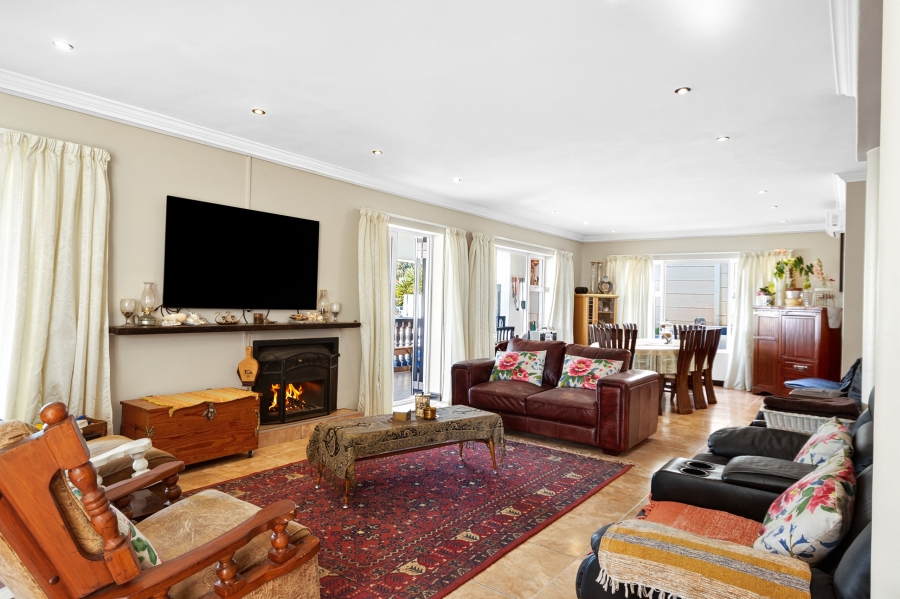 5 Bedroom Property for Sale in Mountainside Western Cape